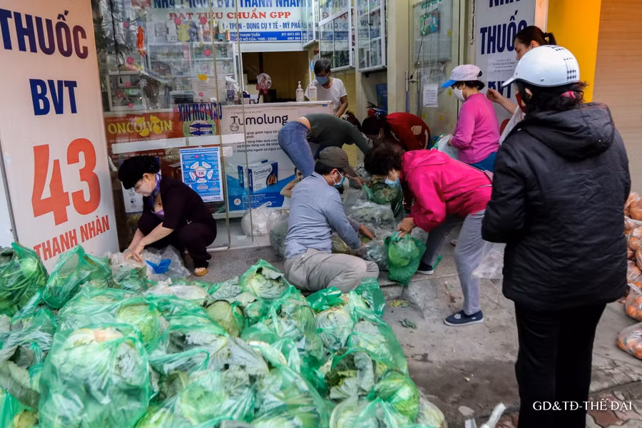 1.000 túi nông sản và cam đã được thành viên trong nhóm đóng gói để thuận tiện cho mọi người mang đi.