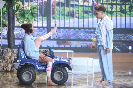 Hoài Linh ngồi bệt ăn cơm hộp cùng các diễn viên trẻ trong hậu trường - Ảnh 9 Hoai Linh ngoi bet an com hop cung cac dien vien tre trong hau truong - Anh 9