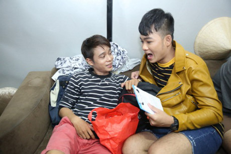 Hoài Linh ngồi bệt ăn cơm hộp cùng các diễn viên trẻ trong hậu trường - Ảnh 15 Hoai Linh ngoi bet an com hop cung cac dien vien tre trong hau truong - Anh 15