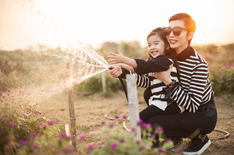 Xuân Lan và con gái vui đùa trong nắng ấm đầu đông Hà Nội - Ảnh 6 Xuan Lan va con gai vui dua trong nang am dau dong Ha Noi - Anh 6