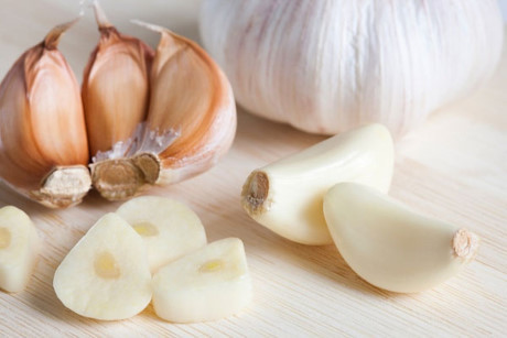 Đặt tỏi dưới gối trước khi ngủ sau 8 tiếng bạn sẽ thấy điều Dat toi duoi goi truoc khi ngu sau 8 tieng ban se thay dieu
