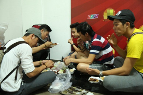 Hoài Linh ngồi bệt ăn cơm hộp cùng các diễn viên trẻ trong hậu trường - Ảnh 1 Hoai Linh ngoi bet an com hop cung cac dien vien tre trong hau truong - Anh 1