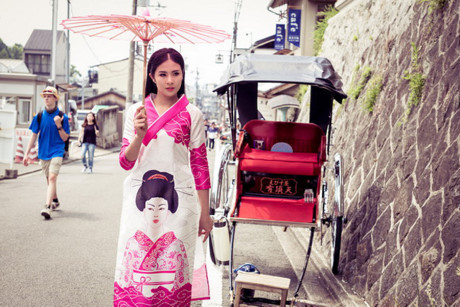 Hoa hậu Ngọc Hân khoe sắc với áo dài ở Nhật Bản - Ảnh 4 Hoa hau Ngoc Han khoe sac voi ao dai o Nhat Ban - Anh 4