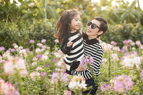 Xuân Lan và con gái vui đùa trong nắng ấm đầu đông Hà Nội - Ảnh 13 Xuan Lan va con gai vui dua trong nang am dau dong Ha Noi - Anh 13