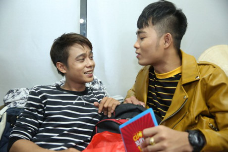 Hoài Linh ngồi bệt ăn cơm hộp cùng các diễn viên trẻ trong hậu trường - Ảnh 14 Hoai Linh ngoi bet an com hop cung cac dien vien tre trong hau truong - Anh 14