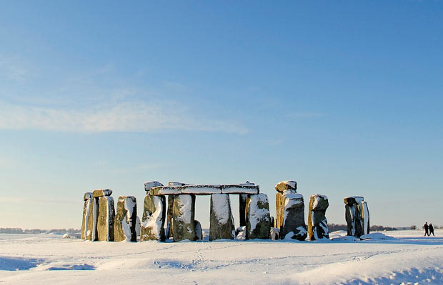 Những hình ảnh ấn tượng trong tuần ảnh 8 Fallen snow rests on Stonehenge in Salisbury