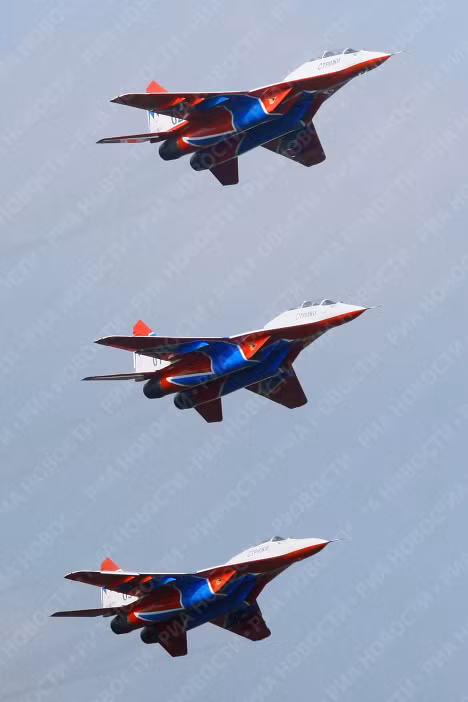 Aviation experts agree that this fighter was the best in its class at the end of the 20th century. The MiG-29’s high maneuverability and thrust to weight ratio enable it to jump-climb upwards, while its weapons control system makes it possible to acquire targets and use weapons both at ranges beyond visual limits and in close-in fight. Photo shows: the Swifts aerobatic team in MiG-29s