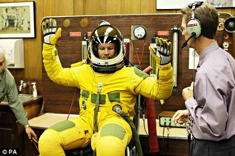 Cú nhảy mạo hiểm của Baumgartner sẽ vượt qua rào cản của âm thanh Risky: Baumgartner’s daredevil stunt will see him break the sound barrier Read more: http://www.dailymail.co.uk/news/worldnews/article-1245515/Daredevil-Felix-Baumgartner-risk-life-record-skydive-edge-space.html#ixzz0danJBbpN