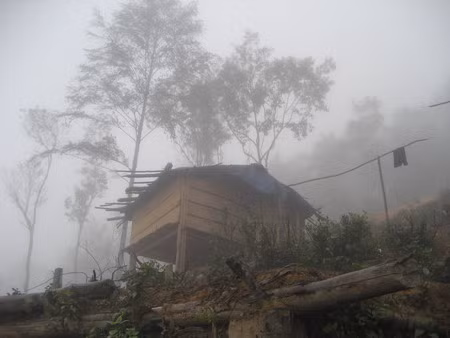 "Căn nhà" chênh vênh nơi các e trú ngụ để theo học