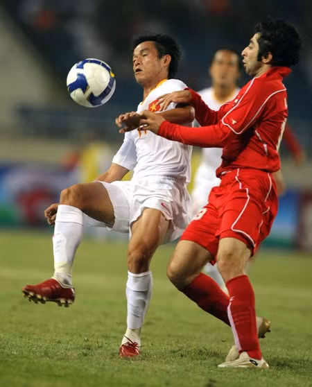 Dù thiếu người trong phần lớn thời gian của hiệp hai nhưng ĐTVN (áo trắng) đã có một trận đấu rất ấn tượng Dù thiếu người trong phần lớn thời gian của hiệp hai nhưng ĐTVN (áo trắng) đã có một trận đấu rất ấn tượng