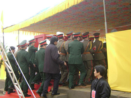 Quan tài vua được di chuyển vào phía trong