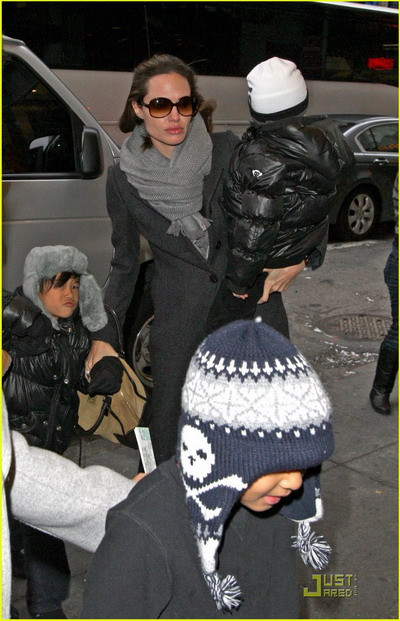 Jolie - Pitt đưa các con đi xem âm nhạc đầu năm ảnh 7