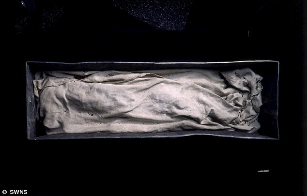 Khai quật ngôi mộ 1000 tuổi của nữ hoàng Saxon ảnh 3 The lead coffin: The tomb in Magdesburg Cathedral, Germany, was first investigated in 2008 but academics had previously believed her bones had been moved. Recent research by Dr Estella Weiss-Krecji has shown royal remains were often taken long distances for burial, and sometimes boiled down to extract the bones, which were sewn into an ox hide for easy transportation. But mistakes could occur and bones could be disturbed