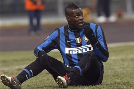 Balotelli than phiền do bị cổ động viên của Chievo có hành động phân biệt chủng tộc