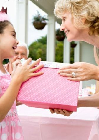 Biết nói cảm ơn khi được nhận quà là biểu hiện của tính lễ phép. Ảnh: Getty image. Biết nói cảm ơn khi được nhận quà là biểu hiện của tính lễ phép. Ảnh: Getty image.