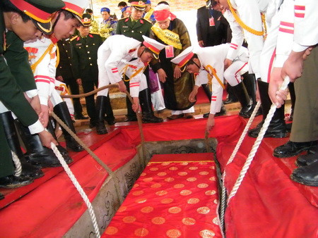 Quan tài của vua Lê Dụ Tông được đặt xuống quách an toàn