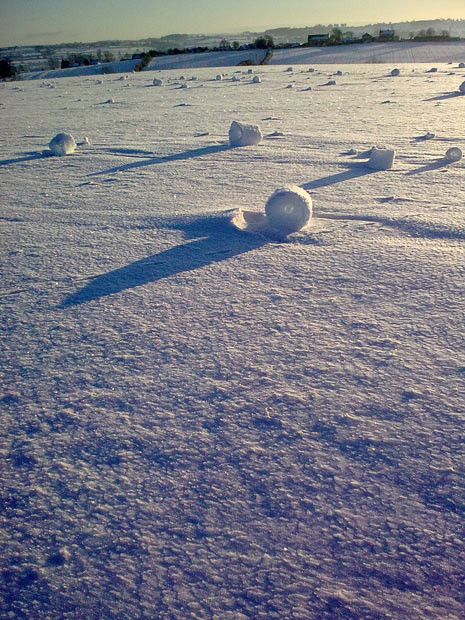 Tuyết được gió cuộn tròn bên ngoài Yeovil (Anh) - Đây là một hiện tượng thiên nhiên không dễ thấy Daily Telegraph reader Ron Trevett sent us these pictures, saying: