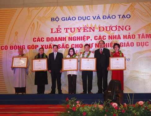 Vinh danh những tấm lòng vàng cho sự nghiệp GD&amp;ĐT