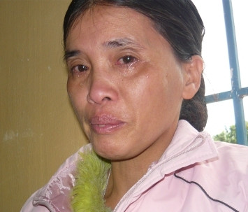 Cô Nguyễn Thị Huệ bật khóc khi nói về cuộc sỗng của các em học sinh nội trú. Những em học sinh mà cô luôn coi chúng như những&nbsp;đứa con.