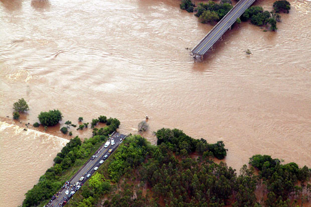 Những hình ảnh ấn tượng trong tuần ảnh 22 At least 72 people have died in floods and landslides in Brazil. An aerial view of a bridge which collapsed and was swept away by the flooded Jacui river, in the Rio Grande do Sul state, south Brazil