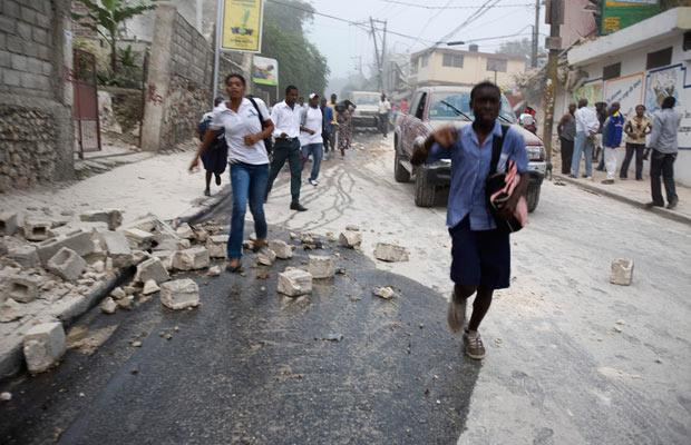 Máu và nước mắt thấm đẫm Haiti ảnh 9 People run in the streets after an earthquake struck Port-au-Prince