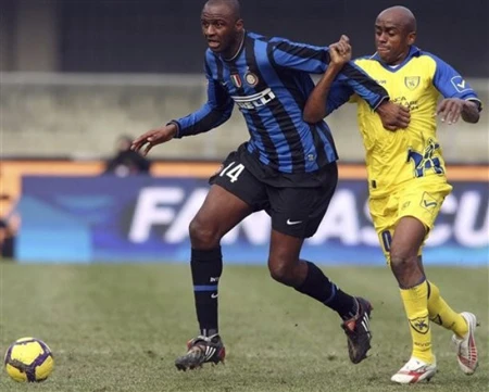 Vieira sẽ rời Inter, Balotelli than phiền bị phân biệt chủng tộc (clip)