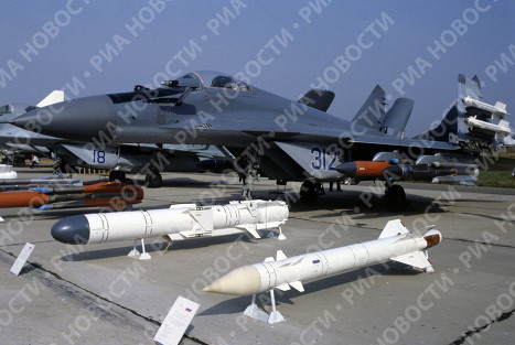 Chiếc MiG-29K còn là máy bay chiến đấu mang bom The MiG-29K all-weather multi-role ship-borne fighter bomber