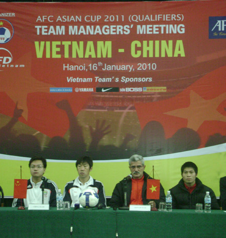 HLV Gao Hongbo và HLV Calisto (thứ hai và thứ ba từ trái sang) trong buổi họp báo trước trận đấu HLV Gao Hongbo và HLV Calisto (thứ hai và thứ ba từ trái sang) trong buổi họp báo trước trận đấu