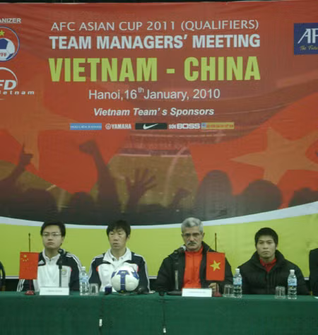 HLV Gao Hongbo và HLV Calisto (thứ hai và thứ ba từ trái sang) trong buổi họp báo trước trận đấu