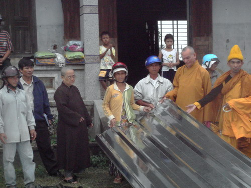 Đoàn từ thiện của Thượng toạ trao tôn lợp mái cho dân