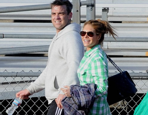 Robbie Williams tham dự một trận đấu bóng đá với bạn gái Ayda Field, hình với một chiếc nhẫn lấp lánh trên ngón tay Read more: http://translate.googleusercontent.com/translate_c?hl=vi&ie=ISO-8859-1&langpair=auto%7Cvi&u=http://www.dailymail.co.uk/tvshowbiz/article-1240425/Is-Robbie-Williams-set-marry-Former-Take-That-singers-girlfriend-spotted-wearing-sparkler-wedding-finger.html&tbb=1&rurl=translate.google.com.vn&usg=ALkJrhg7qt9yGnNRz7t7S9l-LRUJHIgfKA#ixzz0bgzsUADa