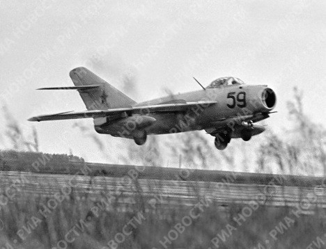 Chiếc MiG-15 và MiG-17 đạt tới vận tốc của âm thanh. Ảnh: Chiếc MiG-17 đang cất cánh. The MiG-15 and the MiG-17, which reached the speed of sound. Photo: a MiG-17 taking off