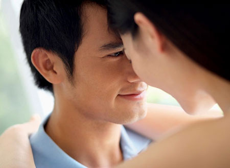 &quot;Rót mật&quot; vào tai chồng