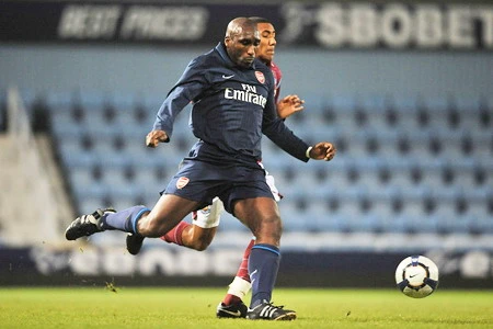 Sol Campbell chuẩn bị &quot;tái hôn&quot; cùng Arsenal