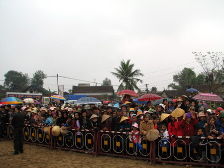 2.	Đông đảo nhân dân đến tham dự buổi lễ hoàn táng thi hài vua Lê Dụ Tông sáng 25-1 tại làng Bái Trạch, xã Xuân Giang, huyện Thọ Xuân (Thanh Hóa)