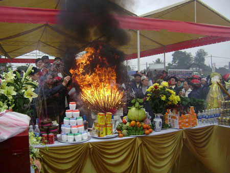 Bình hương bốc cháy khi buổi lễ kết thúc