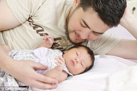 "Người đàn ông mang thai đầu tiên": Thomas Beatie sinh ra là nữ giới nhưng đã sống một cuộc sống của nam giới và đã sinh bé gái vào năm 2008 First ’pregnant man’: Thomas Beatie, born a woman but who lives as a man, from Oregon, gave birth to daughter Susan Juliette Beatie on July 14, 2008 Read more: http://www.dailymail.co.uk/news/worldnews/article-1246153/Second-pregnant-man-Scott-Moore-birth-baby-boy-month.html#ixzz0dmg3XLqF