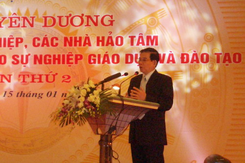 Chủ tịch nước Nguyễn Minh Triết phát biểu tại buổi lễ Chủ tịch nước Nguyễn Minh Triết phát biểu tại buổi lễ