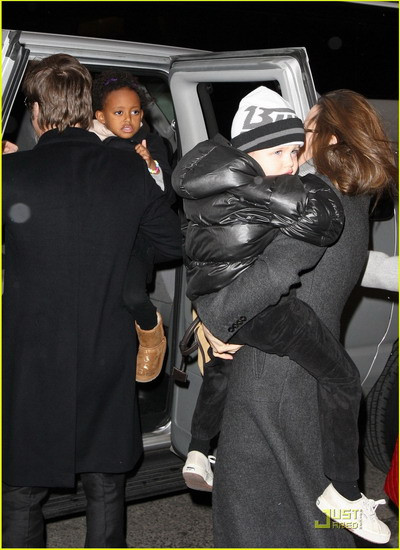 Jolie - Pitt đưa các con đi xem âm nhạc đầu năm ảnh 3