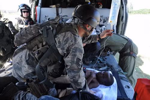 Trong bức ảnh của Hải Quân Mỹ cung cấp này, binh lính Mỹ đang chuẩn bị đưa một nạn nhân đi cấp cứu tại mẫu hạm USS Carl Vinson Scavengers climb across the rubble of quake-damaged buildings in downtown Port-au-Prince, Sunday, Jan. 17, 2010. Haitian police scattered hundreds of stone-throwing looters.