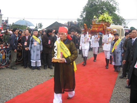 Đưa thi hài vua Lê Dụ Tông về địa điểm hoàn táng.