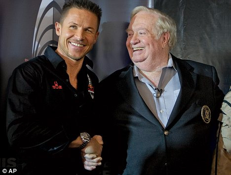 Baumgartner cùng với thuyền trưởng Joe Kittinger của Không lực Mỹ - người đã thực hiện cú nhảy từ độ cao 31km năm 1960 Baumgartner with US Air Force captain Joe Kittinger who jumped 102,800 feet in 1960 and is now advising the Austrian on his record attempt Read more: http://www.dailymail.co.uk/news/worldnews/article-1245515/Daredevil-Felix-Baumgartner-risk-life-record-skydive-edge-space.html#ixzz0danOkElK