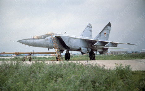 …và chiếc máy bay chiến đấu đánh chặn MiG-25 có thể bay với vận tốc gấp 3 lần vận tốc âm thanh. ... and the MiG-25 interceptor fighter, which flew at three times the speed of sound