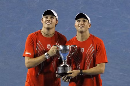 Bob Bryan (trái) và Mike Bryan đăng quang chức vô địch nội dung đôi nam