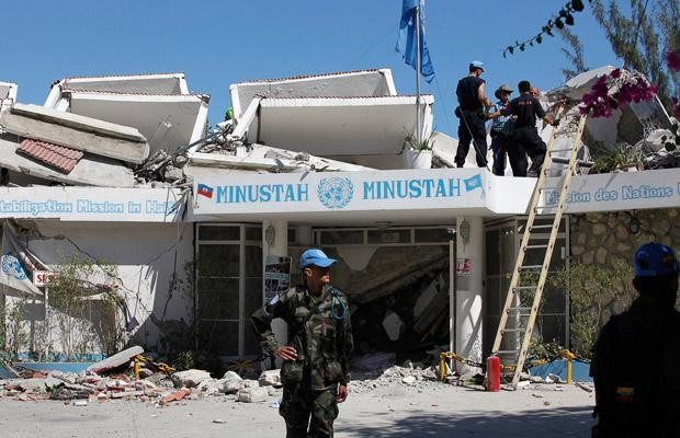 Máu và nước mắt thấm đẫm Haiti ảnh 5 UN personnel check damage to the organisation’s headquarters in Port-au-Prince. Several bodies have been recovered from the wreckage of the building