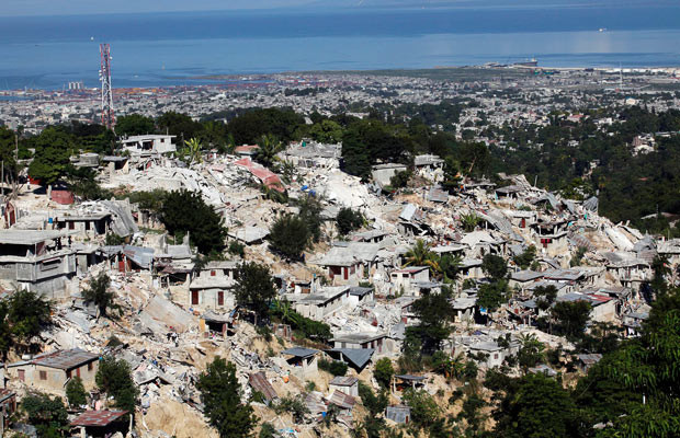 Máu và nước mắt thấm đẫm Haiti ảnh 1 A view of the Canape-Vert area of Port-au-Prince shows hundreds of homes destroyed by the earthquake