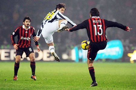 Juventus (giữa) thua toàn diện trước AC Milan Juventus (giữa) thua toàn diện trước AC Milan