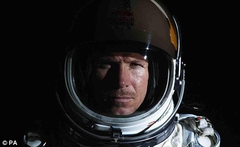 Felix Baumgartner sẽ nhảy dù từ rìa vũ trụ Record attempt: Felix Baumgartner will try to skydive from the edge of space Read more: http://www.dailymail.co.uk/news/worldnews/article-1245515/Daredevil-Felix-Baumgartner-risk-life-record-skydive-edge-space.html#ixzz0dan61qg0