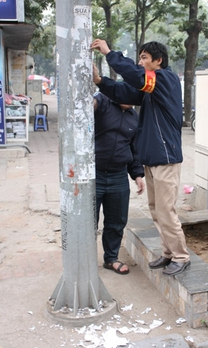 Bóc QCRV trái phép tại tuyến phố Ngô Quyền, Hoàn Kiếm, Hà Nội (ảnh: Trần Nhật) Bóc QCRV trái phép tại tuyến phố Ngô Quyền, Hoàn Kiếm, Hà Nội (ảnh: Trần Nhật)