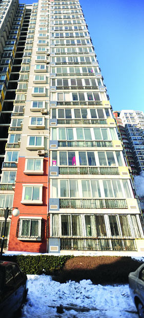 Một phụ nữ ở Bắc Kinh đã sống sót sau khi rơi từ tầng 18 nhờ mặt đất được bao phủ một lớp cỏ dày và băng tuyết. Cú ngã này làm xương sống của cô bị tổn thương nhưng các bác sĩ cho biết cô sẽ hồi phục sau điều trị A woman in Beijing survived an 18-storey fall, thanks to the greenery and thick snow on the ground. The free fall from the 18th floor caused her multiple spinal fractures, but doctors say she will be okay after treatment...